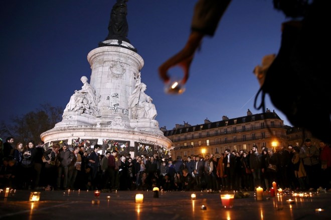 Dnevnikov poročevalec iz Pariza: Francoska prestolnica se postavlja na noge