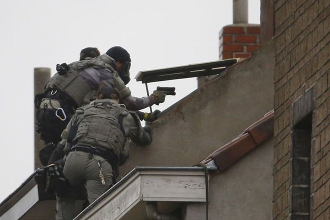 Belgijska policija je danes v Molenbeeku izvajala hišne preiskave, prebivalstvo pa prek megafonov obveščala, naj odprejo okna...