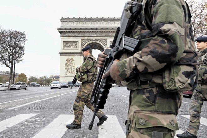 Po pariških ulicah patruljira vojska,  izredne razmere v državi so oblasti podaljšale za tri mesece in napovedale spremembo...