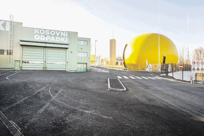 V rumenem balonu je shranjen plin, ki nastane pri razgradnji bioloških odpadkov.  Iz plina v sklopu RCERO proizvajajo...