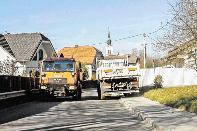 Na mestni občini pravijo, da bo nova tovarniška cesta do kamnoloma razbremenila obstoječo cesto tovornega prometa. V četrtni...