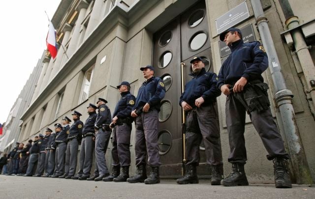 Policisti danes stavkajo. Na svoje stanje so simbolično opozorili pred poslopjem vlade. (Foto: Tomaž Skale)  