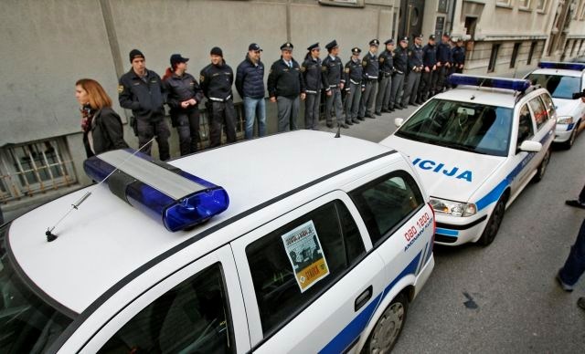 Policisti danes stavkajo. Na svoje stanje so simbolično opozorili pred poslopjem vlade. (Foto: Tomaž Skale) 