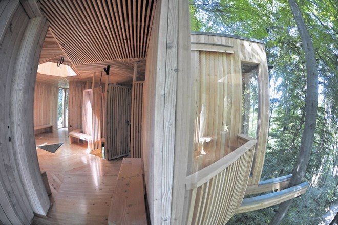 Hiša je v celoti narejena iz lesa duglazije, ki raste v mestnem gozdu. 