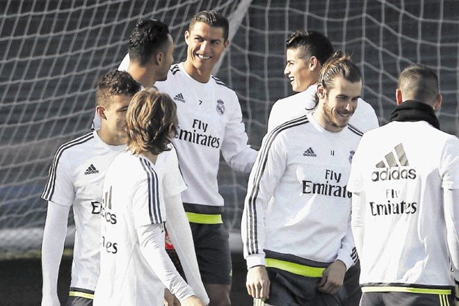 Nogometaši madridskega Reala z Ronaldom (v sredini) na čelu so bili dobro razpoloženi na zadnjem treningu pred derbijem z...