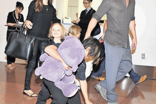 Družina Jolie-Pitt na tokijskem letališču 