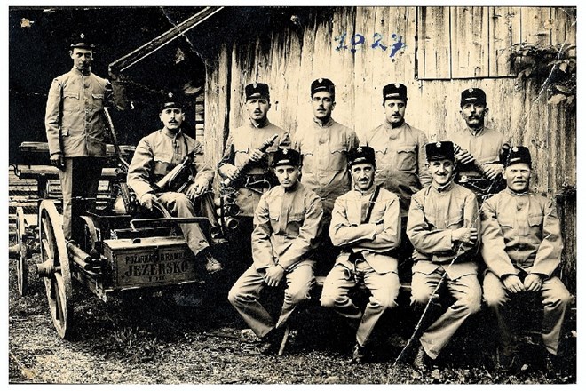 Skupinska fotografija članov PGD Jezersko  iz leta 1927 