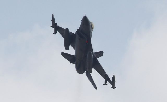 Vojaško letalo so Turki sestrelili z lovcem F-16. (Foto: Reuters) 