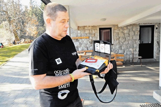 Oskrbnik Valvasorjevega doma pod Stolom Aleš Štefe nam je pokazal, kako enostaven je defibrilator za uporabo, saj je...