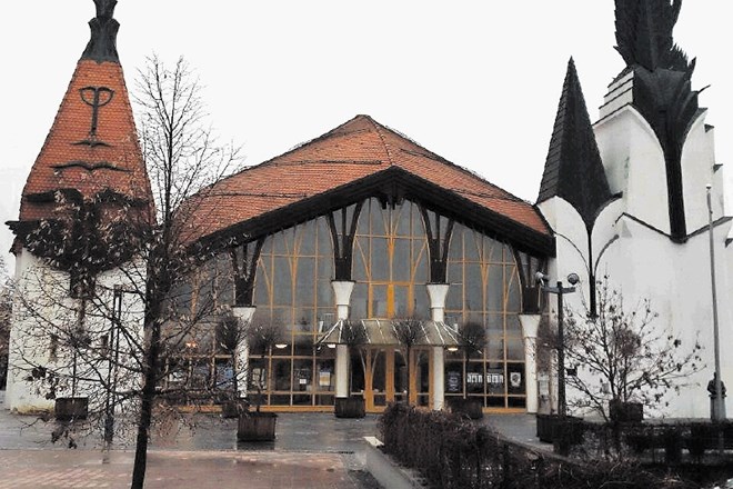 Gledališka in koncertna dvorana v Lendavi, v kateri si Iga želi poslušati koncert resne glasbe. 