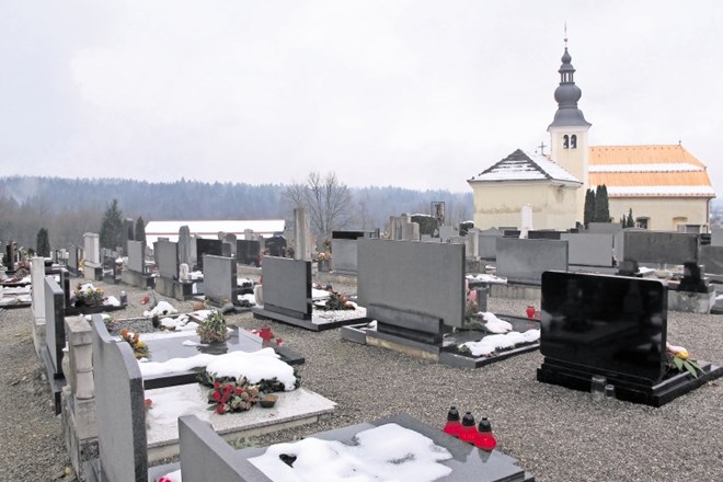 Policisti so ugotovili, da vsaj v dveh primerih pogrebov leta 2013 na pokopališču v Vojni vasi (na fotografiji) in enem na...