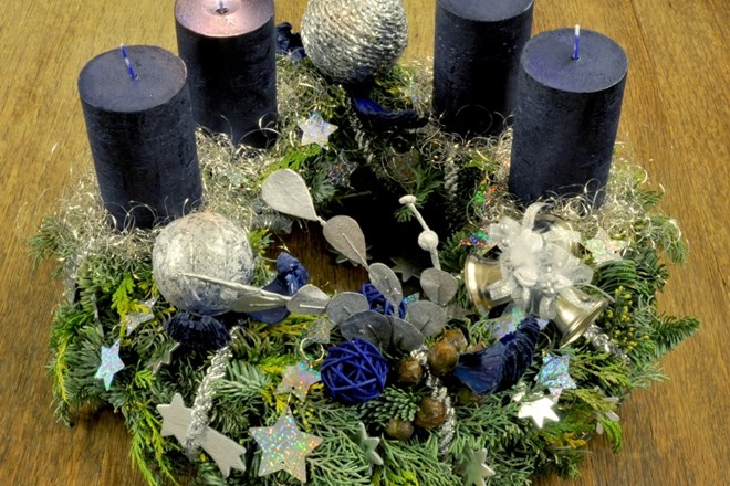 Zimzeleni adventni venček je del priprav na praznovanje božiča   