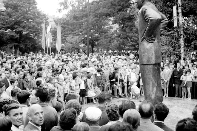 Odkritje spomenika Borisu Kidriču je pospremila velika slovesnost. Ljubljančani so pompozno pozdravili tudi odkritje kipov...