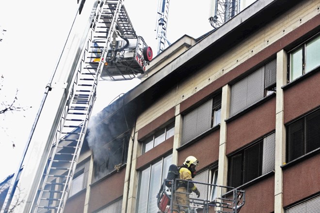 Ljubljanski gasilci so se povzpeli na streho. 