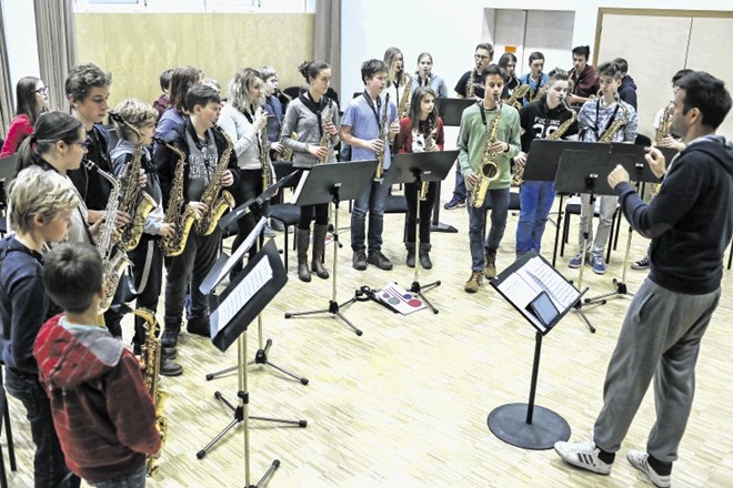 Združeni juniorski sekciji saksofonskega orkestra SOS v soboto dopoldne na vaji na Konservatoriju za glasbo v Ljubljani. Z...
