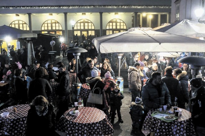 Gostinci na Pogačarjevem trgu so z obiskom zadovoljni, še več obiskovalcev pa pričakujejo po 22. decembru, ko se bodo na trgu...