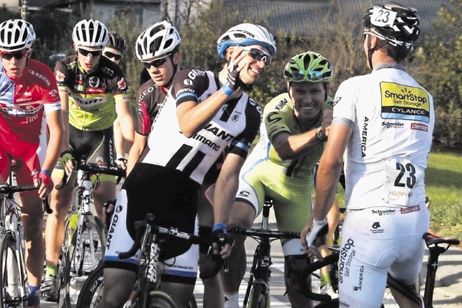 Jure Kocjan (na sliki s Kristijanom Korenom in Luko Mezgecem) razkriva, da v zakulisju ekip zunaj elite WorldToura veljajo...