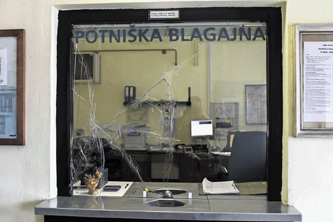 Kljub razbitemu steklu na potniški blagajni je Rakovnik še najmanj zanemarjena postaja v Ljubljani. Je ena od treh, kjer se...