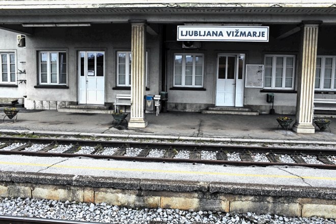 Asfalt na peronih na postaji v Vižmarjah je dotrajan in zakrpan. Je pa edina postaja v Ljubljani, kjer smo opazili vzdrževana...