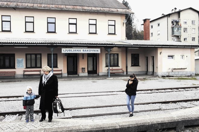 Večina ljubljanskih železniških postaj oziroma postajališč ima klopi, vozne rede in koše za smeti. Nadstrešnice so le na...