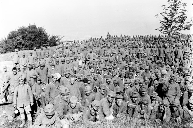 Množica novoprispelih italijanskih vojnih ujetnikov na grajskem griču leta 1917    
