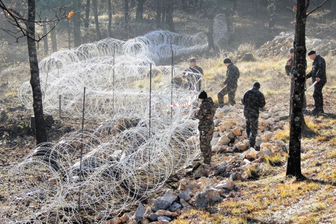Včeraj so žičnato ograjo vojaki začeli postavljati tudi na meji s Hrvaško pri Jelšanah. 