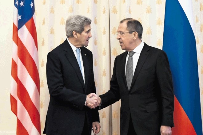 Ameriški zunanji minister John Kerry (levo) in njegov ruski kolega Sergej Lavrov. 