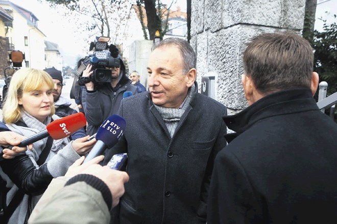 Poslanec SDS Andrej Šircelj je na sedež stranke SDS na Trstenjakovi ulici 8 prišel v spremstvu odvetnika Francija Matoza...
