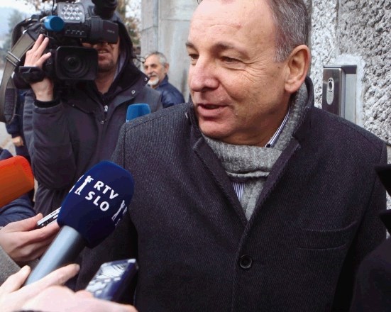 Poslanec SDS Andrej Šircelj je na sedež stranke SDS na Trstenjakovi ulici 8 prišel v spremstvu odvetnika Francija Matoza. 
