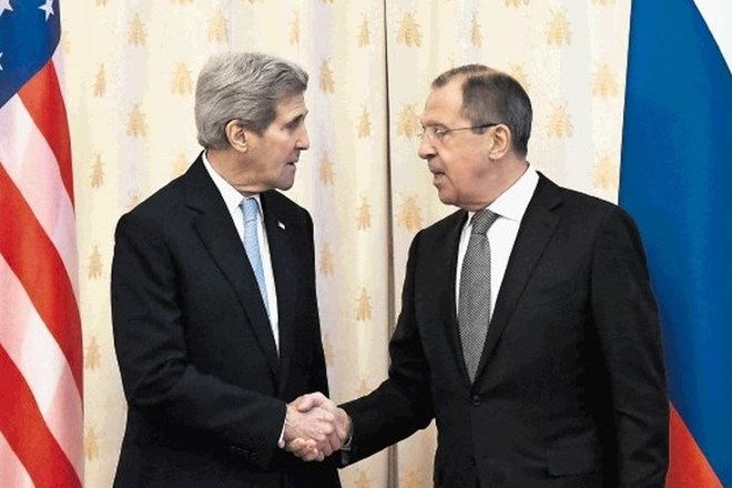 Ameriški zunanji minister John Kerry (levo) in njegov ruski kolega Sergej Lavrov. 