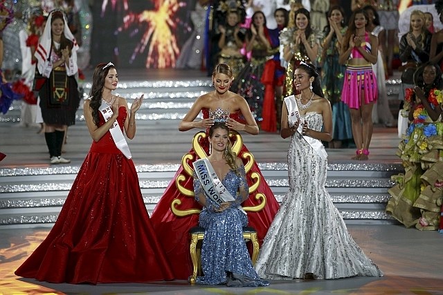 Zmagovalki je krono predala lanskoletna miss sveta Rolene Strauss iz Južnoafriške republike. (Foto: Reuters)  