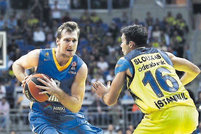 Slovenski košarkar Zoran Dragić (z žogo) pravi, da trener Himkija Rimas Kurtinaitis sprejema čudne odločitve. 