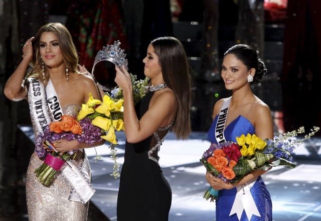 Miss Kolumbije so, ko so ugotovili, da so storili napako, odvzeli krono in jo nadeli zmagovalki večera - miss Filipinov....