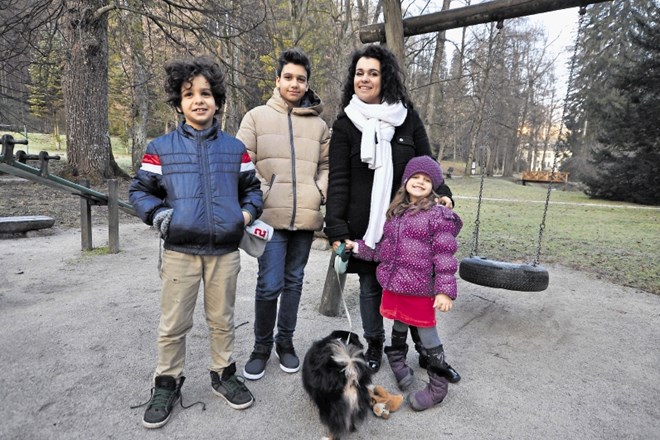 Družina Gabriele Droga v parku pred hotelom 