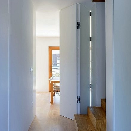 Bivalni prostor z inovativno zložljivo steno v družinski hiši v okolici Ljubljane   