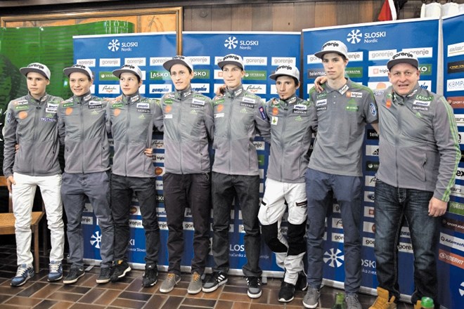 Sedemčlanska slovenska reprezentanca za novoletno turnejo (z leve) Tilen Bartol, Anže Lanišek, Domen Prevc, Peter Prevc,...