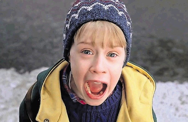 Takole so  videti Macaulay Culkin v filmu Sam doma in gledalci, ki ga za božič zagledajo na televiziji. 