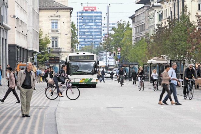 Avtomobilom vstop prepovedan: na Slovenski cesti sobivajo pešci, kolesarji in mestni avtobusi. 
