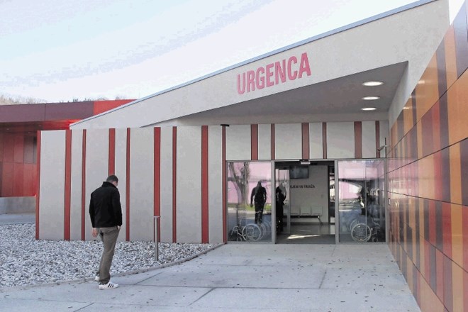 Urgentni bolniki z nekaterimi izjemami vstopajo v center skozi glavni vhod. 