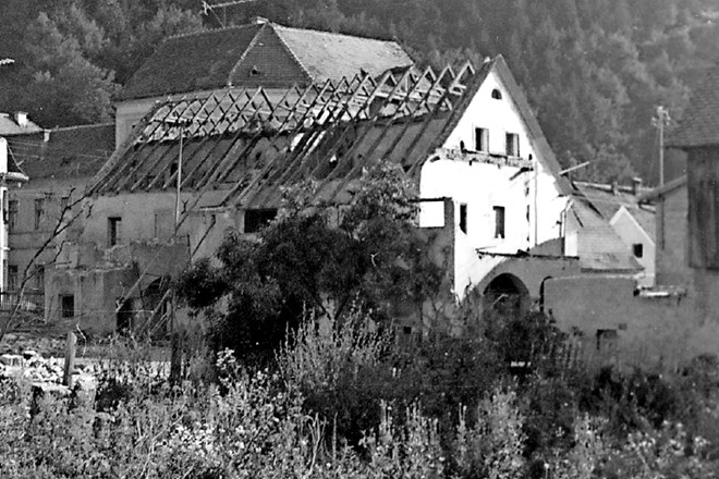 Potres je uničil tudi Svetčevo hišo, v kateri je živel litijski notar in politik Luka Svetec. Danes tu stoji Centromerkur. 