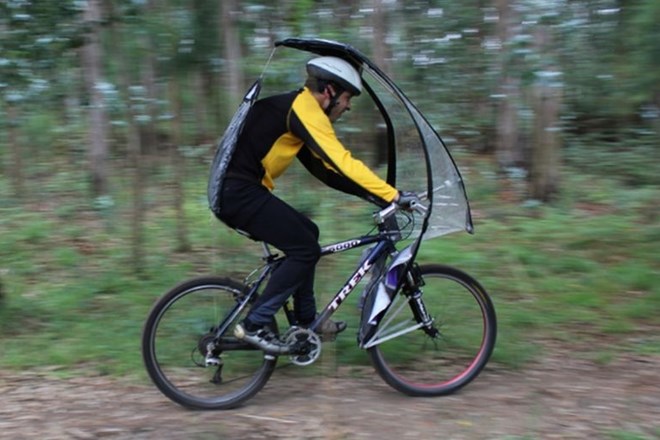Dežna zaščita za na kolo, ki uspešno kljubuje tudi vetru