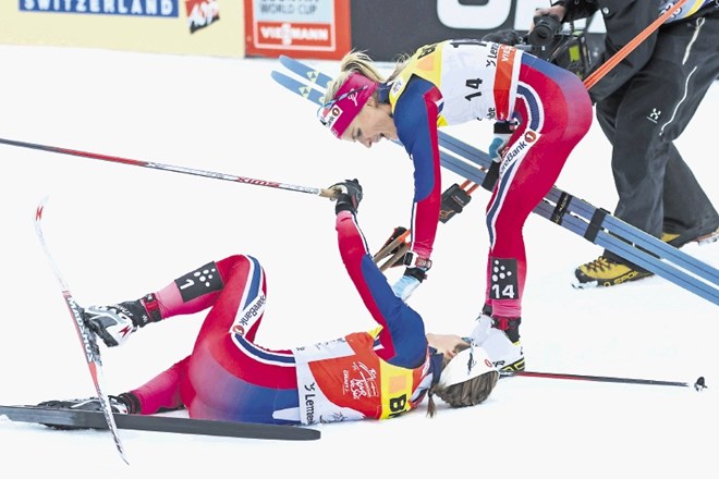 Etape tekmovanja Tour de Ski so tako naporne, da  v cilj izčrpani prideta tudi vodilni Norvežanki  Ingvild Flugstad Oestberg...