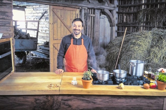 Primož Dolničar je premično kuhinjo, s katero v oddaji potuje po Sloveniji, izdelal sam. 