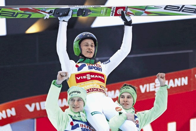 Petra Prevca sta ob zmagoslavju v Innsbrucku na ramena dvignila Anže Lanišek (levo) in Tilen Bartol (desno). 