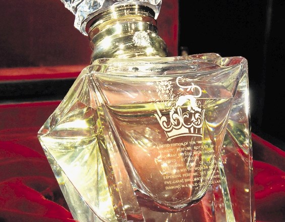 Clive christian no. 1 imperial majesty v zlato-diamantni steklenički – cena   11.650 evrov 
