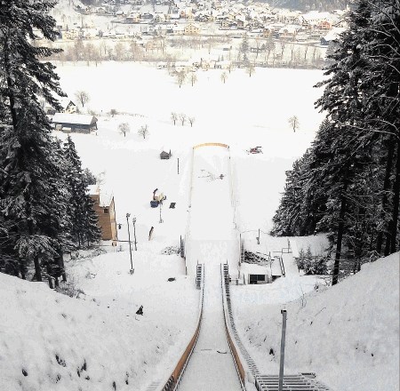 Prenovljena skakalnica na Ljubnem že čaka na prve smučarke skakalke, ki se bodo februarja borile za točke svetovnega pokala....