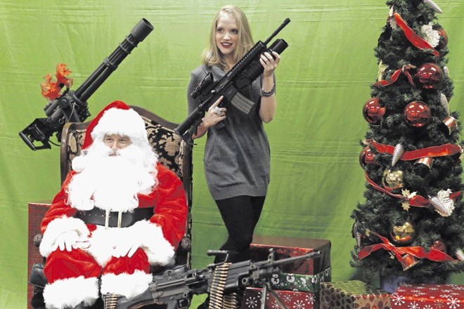 Božičkovo darilo? Ženska z avtomatsko puško pozira v orožarskem klubu v Arizoni. 