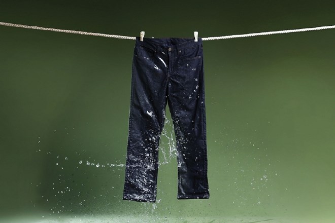 V Združenih državah Amerike lahko hlače, odporne proti umazaniji,  dobite že za 88 evrov. 
