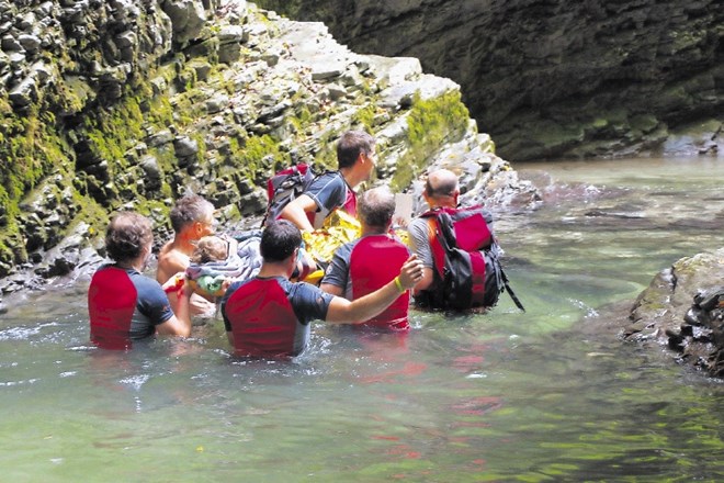 Lani so se tolminski reševalci morali podati tudi v jezero pod slapom Kozjak, ko je po skalah omahnil tuji turist, željan...