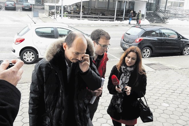 Bjorn Krašovec (v rdeči jakni) z odvetnikom Blažem Kovačičem Mlinarjem 